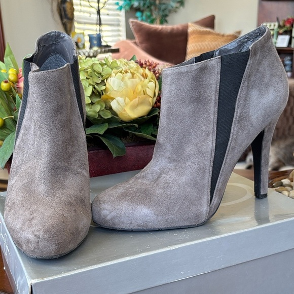 Brand New Jessica Simpson Genuine Suede Gray & Black Slip On Heeled Booties Boot - Picture 15 of 15